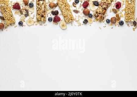 Vue de dessus petit déjeuner barres de céréales avec espace de copie de fruits. Photo de haute qualité Banque D'Images