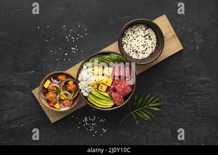 Assortiment de plats délicieux poke Bowl. Photo de haute qualité Banque D'Images