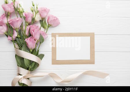 Bouquet roses roses avec rubans . Photo de haute qualité Banque D'Images