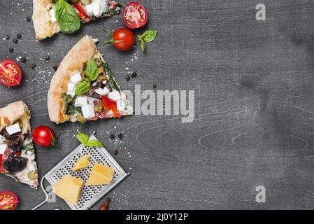 Vue de dessus du cadre à pizza avec légumes. Photo de haute qualité Banque D'Images