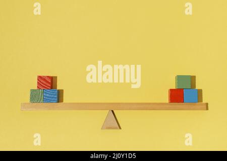 Arrangement avec des cubes en bois colorés. Photo de haute qualité Banque D'Images