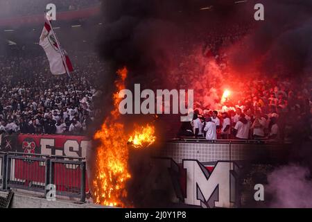 Amsterdam - Banners sur le feu pendant le match entre Ajax et Feyenoord à Johan Cruijff Arena le 20 mars 2022 à Amsterdam, pays-Bas. (Box à Box P Banque D'Images