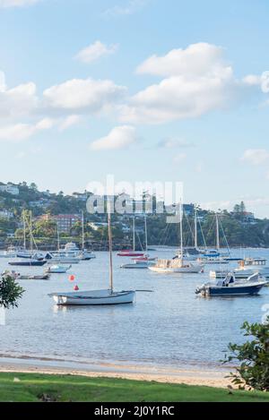 Des bateaux amarrés à Balmoral Beach dans le port de Sydney, en Australie, au soleil d'été de la fin de l'après-midi Banque D'Images