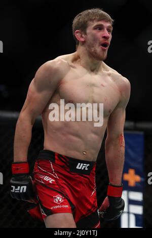 LONDRES, ROYAUME-UNI. 19th MARS Arnold Allen réagit après avoir vaincu Dan Hooker lors de la première partie de leur combat en poids plume pendant la nuit de combat 204 de l'UFC à l'arène O2, Greenwich, le samedi 19th mars 2022. (Crédit : Kieran Riley | INFORMATIONS MI) crédit : INFORMATIONS MI et sport /Actualités Alay Live Banque D'Images