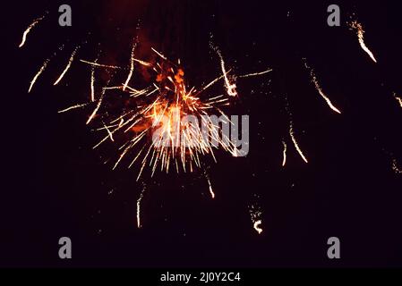 Feu d'artifice. Feu de cheminée lumineux dans un ciel nocturne. Banque D'Images