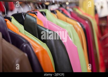 Collection de vestes en cuir en magasin Banque D'Images