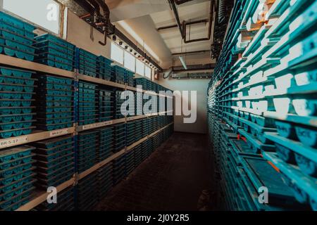 Stockage de l'exploitation minière de l'or échantillons de roche carottage géologie forage industriel. Grand entrepôt de minerai dans l'industrie moderne, minerais empilés dans des boîtes. S Banque D'Images