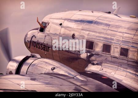 Douglas DC-3 Dakota, le pilote agitant à mesure qu'il partira. Banque D'Images