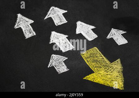 La flèche jaune regroupe les flèches blanches dans une direction différente. Photo de haute qualité Banque D'Images