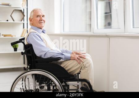 Vue latérale, fauteuil roulant. Photo de haute qualité Banque D'Images