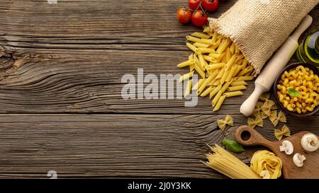 Pâtes non cuites champignons tomates. Photo de haute qualité Banque D'Images