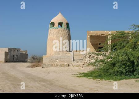 Une ancienne mosquée à Al Jazirat Al Hamra, une ville fantôme abandonnée au sud de la ville de Ras Al Khaimah dans les Émirats arabes Unis. Banque D'Images