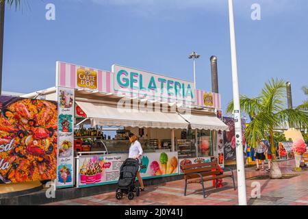 Un stand de Gelateria adjacent à la promenade parallèle à la plage de Costa Adeje Banque D'Images