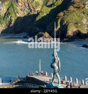 ILFRACOMBE, DEVON/UK - OCTOBRE 19 : vue de la Verité de Damien Hirst au port d'Ilfracombe à Devon le 19 octobre 2013. Non identifi Banque D'Images