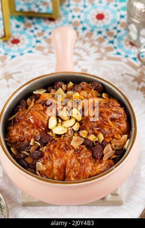 OM Ali, Umm Ali ou Oum Ali est un dessert égyptien traditionnel et populaire, populaire comme le Pudding de pain égyptien. Cuisine arabe, Egypte concept de culture pour Banque D'Images