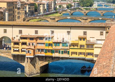 Florence, Italie - Circa juin 2021: Paysage de la ville avec le Vieux Pont - Ponte Vecchio. Banque D'Images