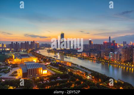 Wuhan paysage nocturne de la ville en été, Hubei, Chine Banque D'Images