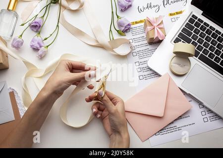 Des mains féminines créant des invitations faites main. Photo de haute qualité Banque D'Images