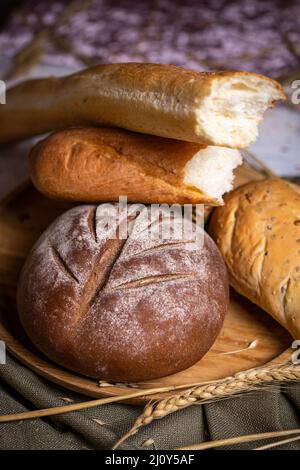 la composition d'un assortiment de délicieux produits de pain frais. Banque D'Images