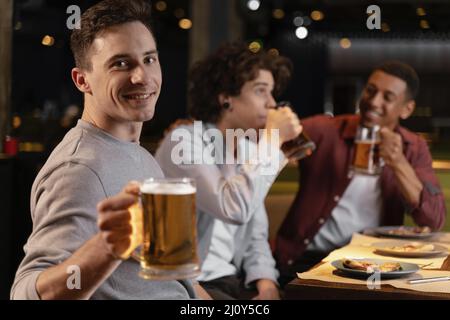 Les hommes en moyenne dose boivent de la bière. Photo de haute qualité Banque D'Images