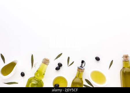 Bouteilles de soucoupes d'huile d'olive. Photo de haute qualité Banque D'Images