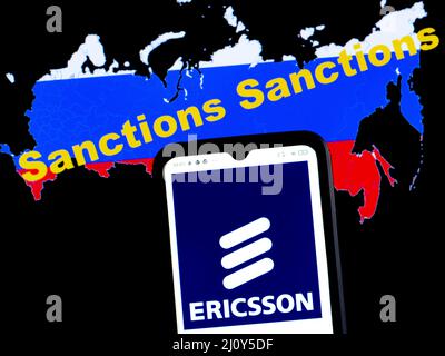 Dans cette illustration, le logo Ericsson est affiché sur l'écran d'un smartphone avec un drapeau de la Russie sous la forme d'une carte du pays avec l'inscription sanctions Banque D'Images