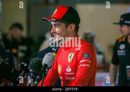 Bahreïn International circuit, Sakhir, Bahreïn le 20 mars 2022 Charles Leclerc 16 (mon), Scuderia Ferrari F1-75 vainqueur de l'interview médiatique lors de la FORMULE 1 GULF AIR BAHREÏN GRAND PRIX 2022, Phil Duncan Banque D'Images