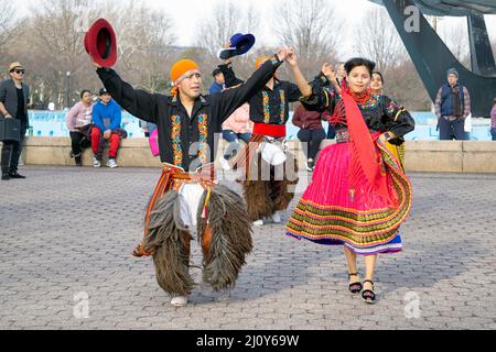 Des danseurs de Jatary Muzhucuna, une troupe de musique et de danse équatorienne américaine, se produisent à Flushing Meadows dans Queens, New York. Banque D'Images