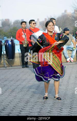 Un adolescent de Jatary Muzhucuna, une troupe de musique et de danse équatorienne américaine, se produit près du parc a de Queens, New York. Banque D'Images