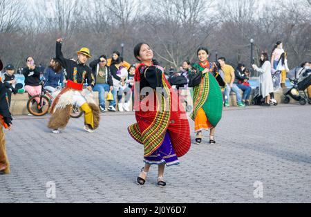 Des danseurs de Jatary Muzhucuna, une troupe de musique et de danse équatorienne américaine, se produisent à Flushing Meadows dans Queens, New York. Banque D'Images