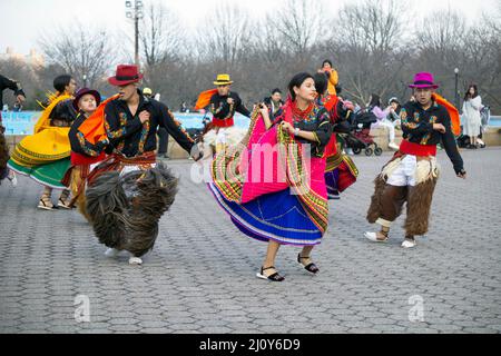 Des danseurs de Jatary Muzhucuna, une troupe de musique et de danse équatorienne américaine, se produisent à Flushing Meadows dans Queens, New York. Banque D'Images