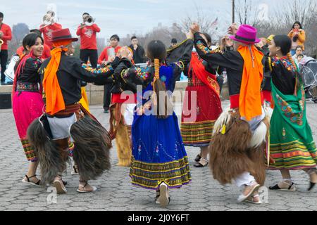 Des danseurs de Jatary Muzhucuna, une troupe de musique et de danse équatorienne américaine, se produisent dans un parc de Queens, New York. Banque D'Images