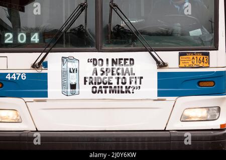 Une petite publicité originale et amusante sur le lait d'avoine Oatly à l'avant d'un bus de la ville de New York dans le Queens New York. Banque D'Images