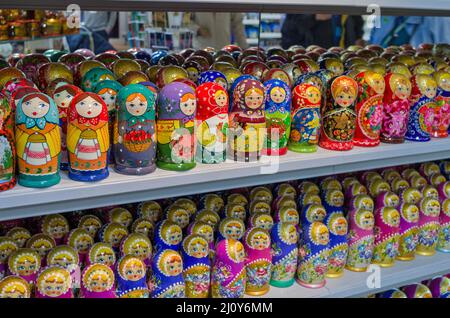 Poupées russes en bois à vendre dans une boutique de souvenirs à Saint-Pétersbourg, en Russie. Banque D'Images