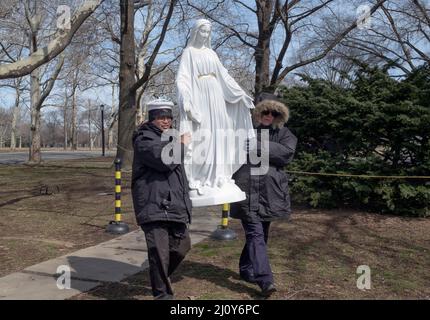 Après un service de prière, les Catholiques romains dévorent une statue de la Vierge Marie pour une prière plus poussée. Près du pavillon du Vatican dans un parc à Queens, New York. Banque D'Images