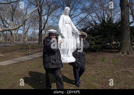 Après un service de prière, les Catholiques romains dévorent une statue de la Vierge Marie pour une prière plus poussée. Près du pavillon du Vatican dans un parc à Queens, New York. Banque D'Images