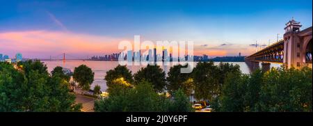 Wuhan paysage nocturne de la ville en été, Hubei, Chine Banque D'Images