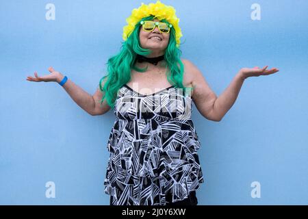 Le premier jour du printemps, une femme d'âge moyen pose sur la promenade de Coney Island avant la baignade hebdomadaire du club Polar Bear. À Brooklyn, New York. Banque D'Images