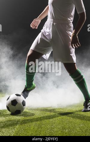 FIT femme jouant au ballon de football. Photo de haute qualité Banque D'Images