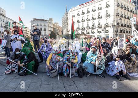 Madrid, Espagne. 13th novembre 2021. Les manifestants tiennent des drapeaux pendant la manifestation. Des milliers de personnes manifestent dans la Marche pour la liberté du peuple sahraoui à Madrid. (Photo de Jorge Contreras Soto/SOPA Images/Sipa USA) crédit: SIPA USA/Alay Live News Banque D'Images