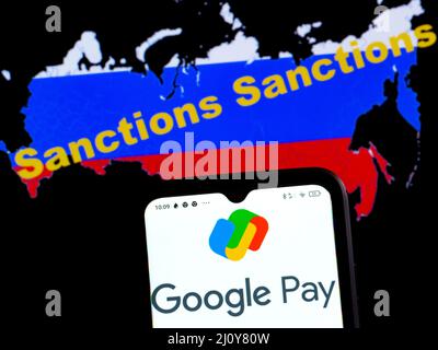 Dans cette illustration, le logo Google Pay est affiché sur l'écran d'un smartphone avec un drapeau de la Russie sous la forme d'une carte du pays avec l'inscription sanctions Banque D'Images