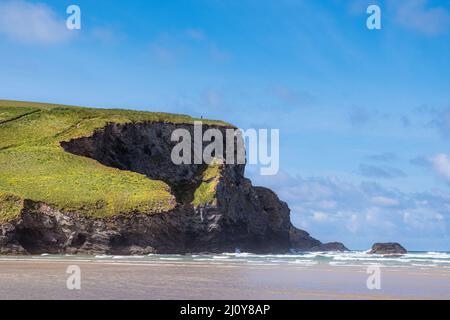 Plage de Mawgan Porth dans les Cornouailles; les imposantes falaises de Grange point sur la côte nord de Cornwall dans le Sud-Ouest, Royaume-Uni. Banque D'Images