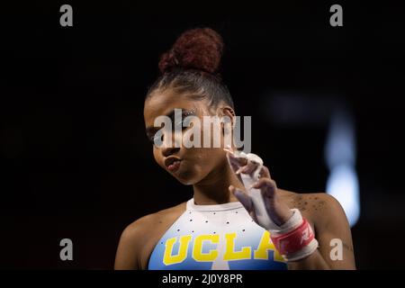 19 mars 2022 : gymnaste Olympian et UCLA Bruin Jordan Chiles joue à la caméra lors des échauffements aux Championnats de gymnastique 2022 PAC-12 pour femmes. Melissa J. Perenson/CSM Banque D'Images