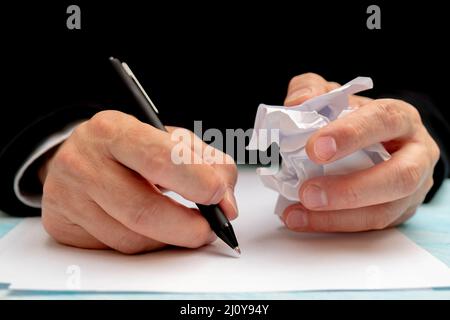 Un stylo dans la main d'un homme. Feuille de papier blanc. La signature d'un document. Banque D'Images