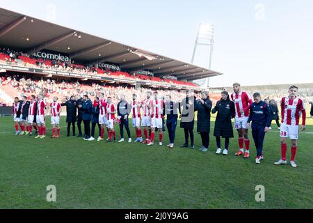 Aalborg, Danemark. 20th mars 2022. Les joueurs d'AAB vus fêtent avec des fans après le match Superliga de 3F entre Aalborg Boldklub et Broendby IF au parc Aalborg Portland à Aalborg. (Crédit photo : Gonzales photo/Alamy Live News Banque D'Images