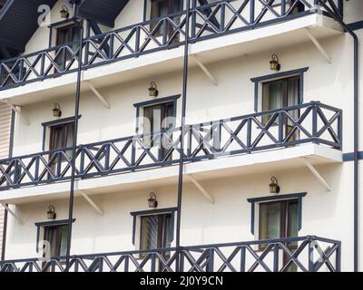 façade blanche avec balcons noirs Banque D'Images