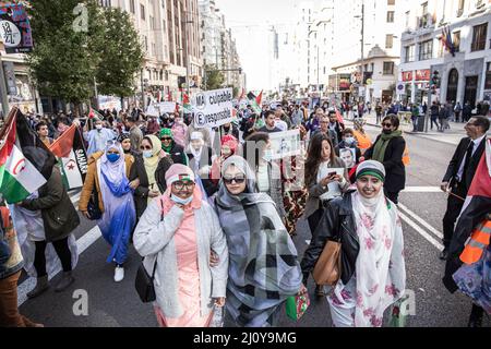 Madrid, Espagne. 13th novembre 2021. Les manifestants défilant dans les rues pendant la manifestation. Des milliers de personnes manifestent dans la Marche pour la liberté du peuple sahraoui à Madrid. Crédit : SOPA Images Limited/Alamy Live News Banque D'Images