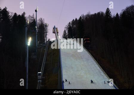Oberstdorf, Bavière, Allemagne, 20 mars 2022. Saut de colline après l'événement avec le symbole de la paix contre la guerre en Ukraine à la coupe du monde de ski volant sur Heini Klopfer Schanze ski Flying Hill à Oberstdorf, Bavière, Allemagne, 20 mars 2022. © Peter Schatz / Alamy Live News Banque D'Images