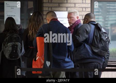 Londres, Royaume-Uni. 21st mars 2022. Boris Becker (2nd de droite) arrive au tribunal de la Couronne de Southwark, où commence son procès. L'ancienne star du tennis Boris Becker sera en première instance à Londres à partir de lundi. L'enfant de 54 ans fait l'objet d'un procès pénal pour diverses accusations liées à sa procédure d'insolvabilité. Credit: Philip Dethlefs/dpa/Alay Live News Banque D'Images