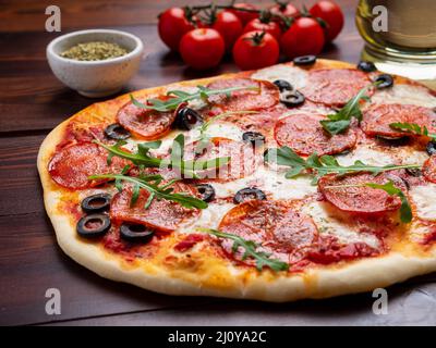 Pizza chaude au pepperoni italien maison avec salami, mozzarella et olives Banque D'Images